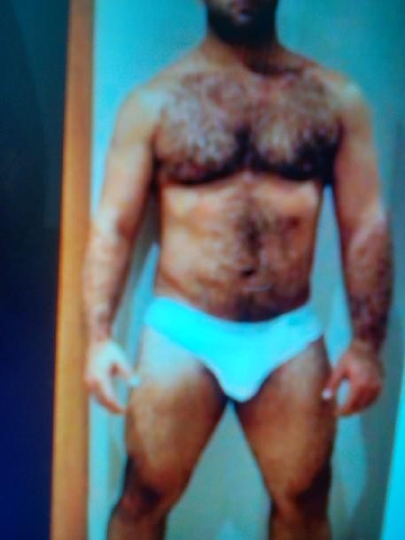 DELICIOSO CUERPO FUERTE TOTALMENTE VELLUDO BARBON Y MUY VERGON PARA TI