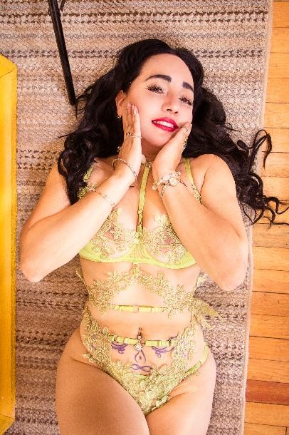 Busco quien   le  gustaria invitarmme   a   salir con   trato   de   novia