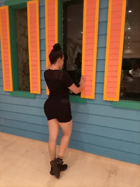 Dame   un  buen  masaje  en todo mi  cuerpo  y  te cobro menos.