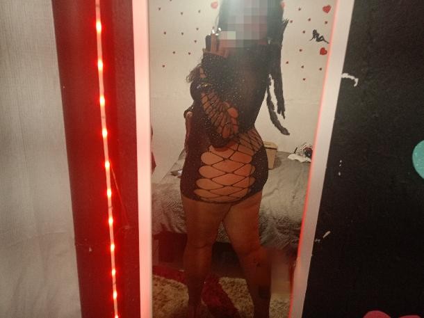 Chica alta tatuada chichona con ganas de que la hagan como quieran